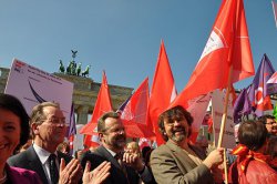 Gleichen Lohn für Frauen und Männer fordert René Röspel bei einer Demonstration am Equal-Pay-Day vor dem Brandenburger Tor