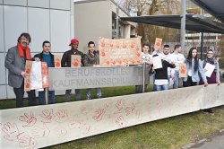 Mit ihren roten Handabdrücken protestieren Schülerinnen und Schüler der Kaufmannsschule 1 gegen den Einsatz von Kindern als Soldaten. René Röspel nimmt die Plakate mit nach Berlin und übergibt sie der Kinderkommission des Bundestages