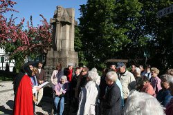 Vor dem Engelbert-Denkmal in Gevelsberg erzÃ¤hlte Uwe Schumacher in mittelalterlicher Tracht die schaurige Geschichte vom Tod des Erzbischofs
