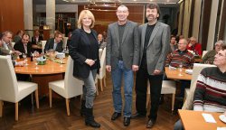 Christel Humme und René Röspel (rechts) hatten Anton Schaaf zur Diskussion Ã¼ber die Rente mit 67 eingeladen.