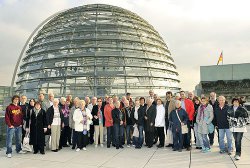 Besuchergruppe vor der Bundestagskuppel