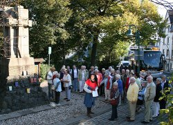 Uwe Schumacher erzÃ¤hlt vor dem Engelbert-Denkmal in Gevelsberg