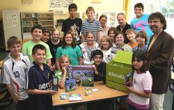 Eine KlimaKiste brachte René Röspel (rechts) zur Gustav-Heinemann-Schule Schwelm. Hinten Bio-Lehrerin Henriette Wiewel-Olbrich und Konrektor Klaus Ostermann.