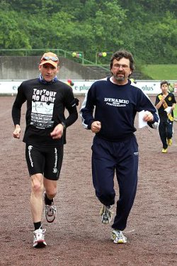 Ultra-Langstreckenläufer Jens Vieler (links) und René Röspel starteten gemeinsam zum Sponsorenlauf. (Foto: Heinz-Werner Schroth)