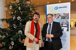 René Röspel (links) und Robert Antretter un dem Lebenshilfe-Weihnachtsbaum