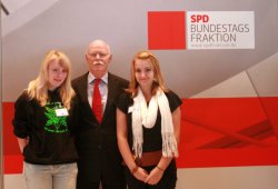 Ariane Lauster mit Peter Struck bei Girls Day