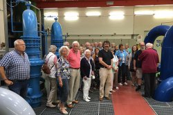Nachdem das Wasser aus der Ennepetalsperre gereinigt ist, wird es über ein mehr als 1000 Kilometer langes Rohrleitungsnetz zu 160 000 Menschen im Ennepe-Ruhr-Kreis gepumpt, erfuhren die Besucher im Wasserwerk Rohland.