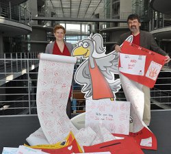 René Röspel übergibt Unterschriften an Susann Rüthrich