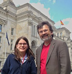 Birte Bekaan undt René Röspel vor dem Reichstagsgebäude in Berlin