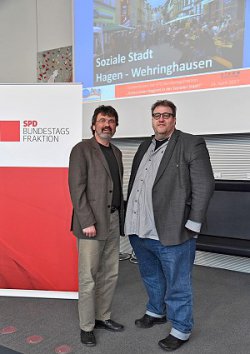 René Röspel begrüßte Quartiersmanager Martin Vöcks (rechts) bei der Fachtagung im Berliner Reichstagsgebäude. Foto: Andreas Amann