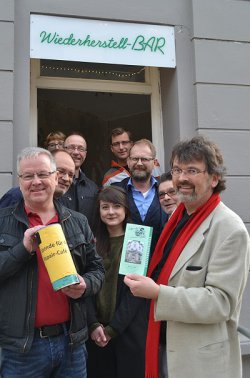Wolfgang Jörg (vorne links) und René Röspel (rechts), begleitet von Wehringhauser Kommunalpolitikern, übergaben eine Spende an Stephan Peddinghaus (2. von links) und das Team vom Repair-Café.