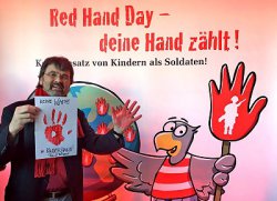 René Röspel beteiligte sich mit einem roten Handabdruck an der Aktion zum „Red Hand Day“.