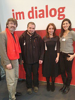 René Röspel (links) und Aydan Özoguz (2. von rechts) begrüßten die Teilnehmer aus Gevelsberg Seyfullah Köse und Lina Ammor bei der Konferenz in Berlin