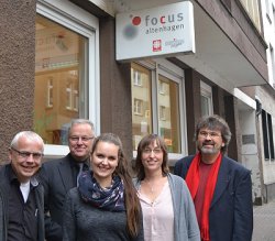 Caritas-Fachbereichsleiter Thomas Koslowski (links) begrüßte mit den Sozialarbeiterinnen (von links) Katharina Jedlecki und Angela Brettschneider die beiden SPD-Abgeordneten Wolfgang Jörg und René Röspel in der Beratungsstelle „Focus Altenhagen“