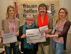 René Röspel übergibt die Spende für das Frauenhaus und die Frauenberatungsstelle an (von links) Yvonne Meyer, Dorothee Machatschek und Maria Schmidt