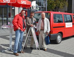 René Röspel (Mitte) im Gespräch auf dem Markt in Boele