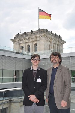 Tim Jacobsen traf im Reichstagsgebäude auch mit „seinem“ Abgeordneten René Röspel zusammen.